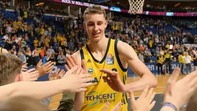 的轻微俯角 的轻微俯角